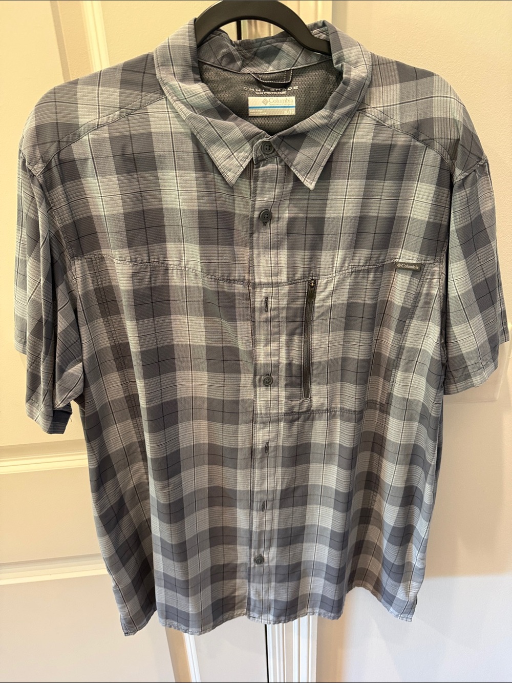 Columbia Men's Short-Sleeve Plaid Button-Up Shirt in Gray and Light Blue